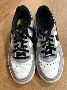 Nike Kids White, Gray & Black Low-Top Sneakers 13C/EU 31